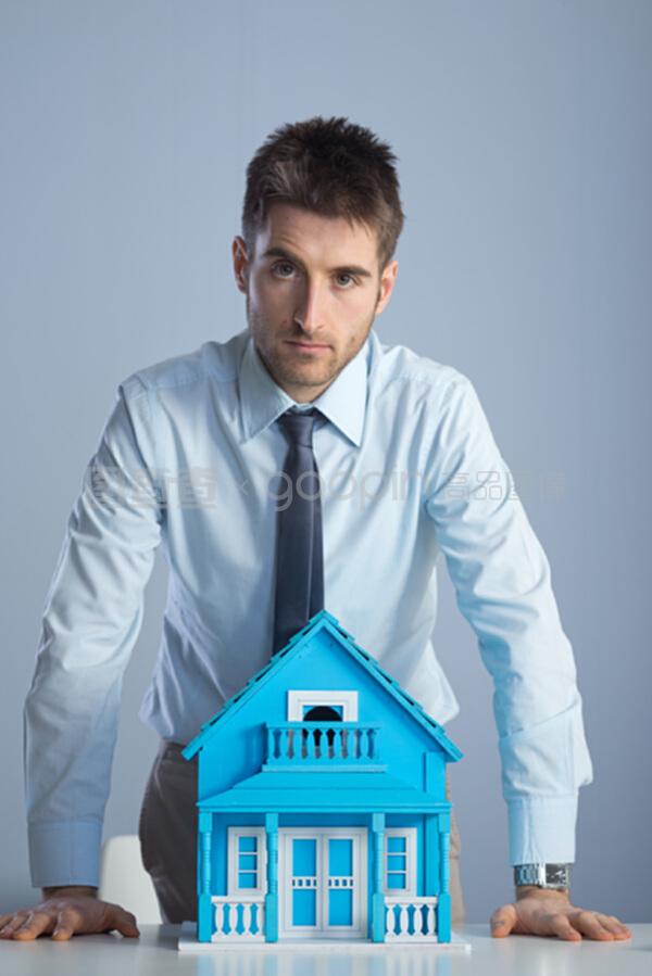 有模型房的房地產經紀人